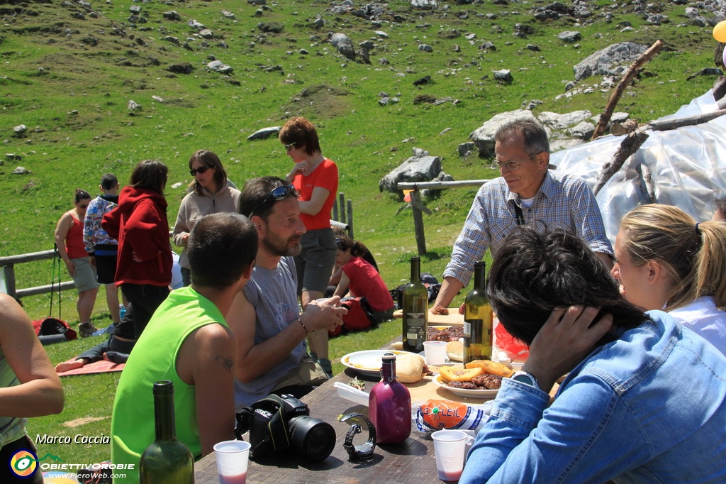 72_Raggiunti gli amici alla baita si mangia si beve e ci si diverte in compagnia.JPG